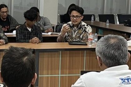 Ketua Bidang Sosial Politik, DPP XTC Indonesia, Parilla Budi Putra memberikan paparan dalam kegiatan internal organisasi. / Dok. XTC Indonesia.